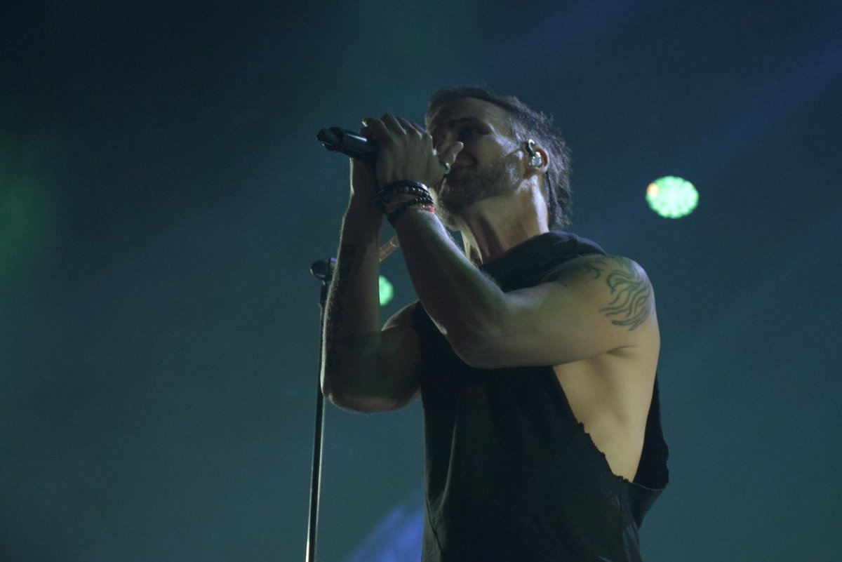 r101ck's tweet photo. Una de las bandas emblemáticas de la primera década de este siglo, @rasmusofficial con su rock alternativo y rock gótico, llegó por primera vez al @vivelatino desde Finlandia. #Vive101 #VL20 https://t.co/AAuDILBAtW