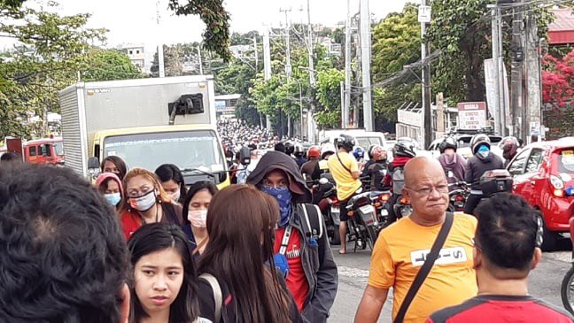 ABSCBNNews's tweet photo. Mabigat na daloy ng trapiko, nararanasan ngayon sa boundary ng Caloocan at San Jose Del Monte, Bulacan ng mga motorista, pasahero at residente dahil sa checkpoint na ipinatutupad ng PNP bunsod ng community quarantine sa Metro Manila.  | via @AbnerMercado #MMQuarantine #COVID19 https://t.co/GLRBZ3hwys