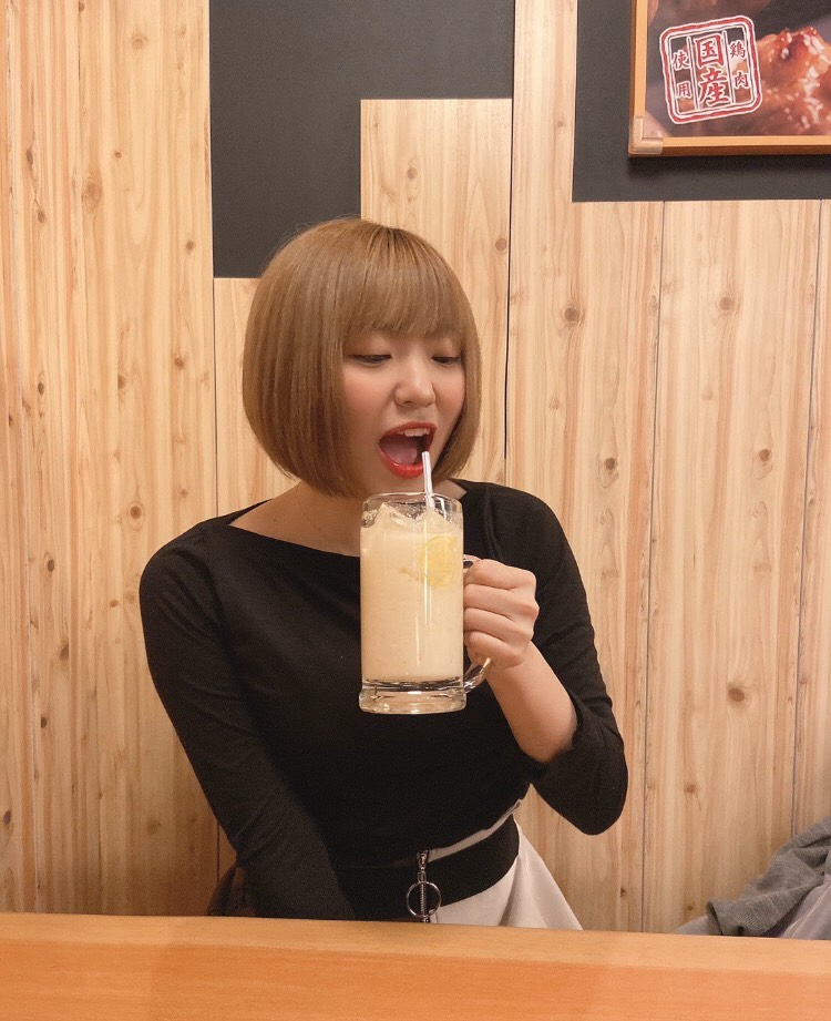 mc8fLdprQtJ0sBr's tweet image. 先日、近畿大学3回生の理沙さんと軽く飲みに行きました^ ^

この子は始めて25日で134,000円でしたね。

「なんでみんな現状を変えようとしないんですかね。」と話してましたが、本当にその通りだと思いました。