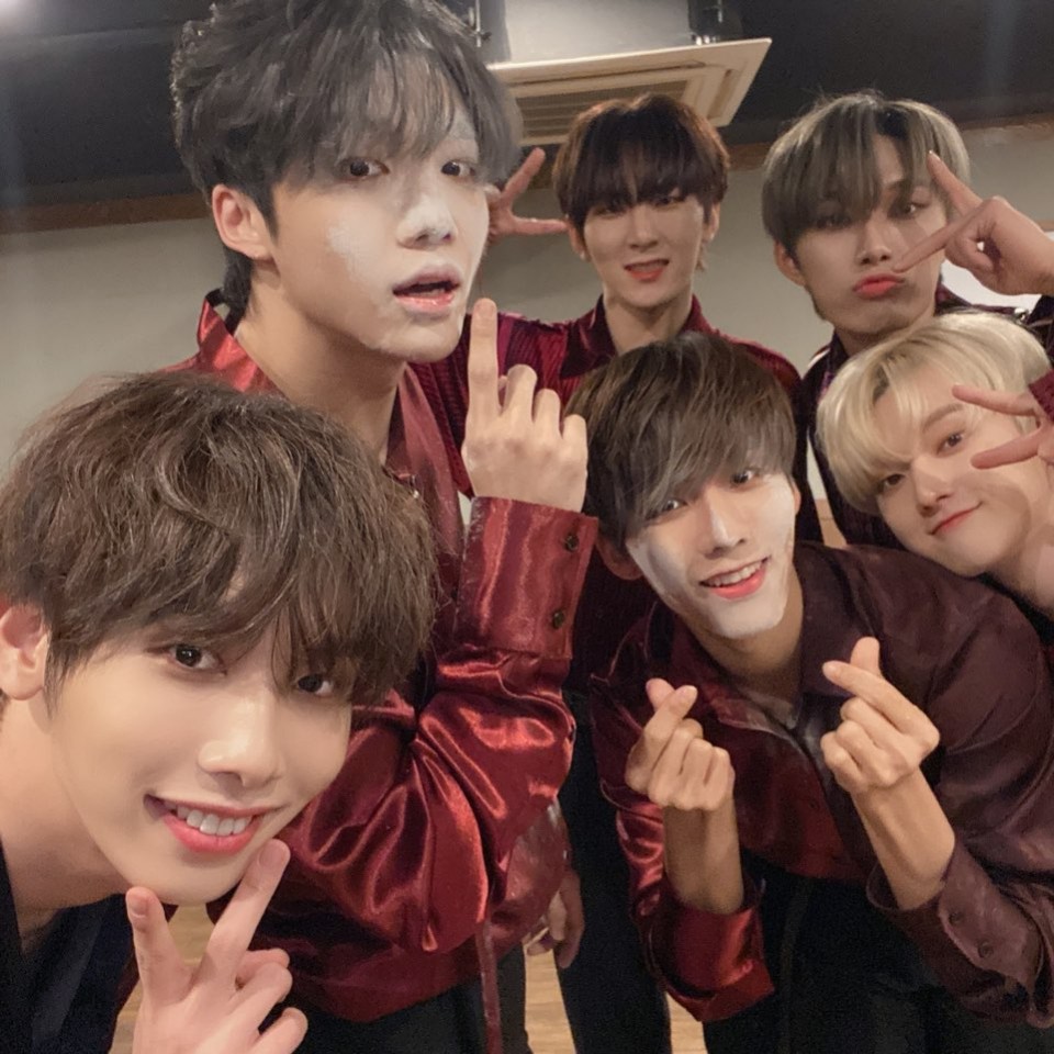 PortalOX's tweet photo. [TRAD]
[#SPECTRUM]
A última transmissão do SPECTRUM no V LIVE!
Lantana, todos vocês assistiram!!??

Obrigado por seu amor e apoio durante este período de promoção de SHOWTIME 💕💕

Vamos nos encontrar novamente em breve 👋

#Lantana #obrigado 
#Queria #te_ver #logo 😭 https://t.co/jRYorILH45
