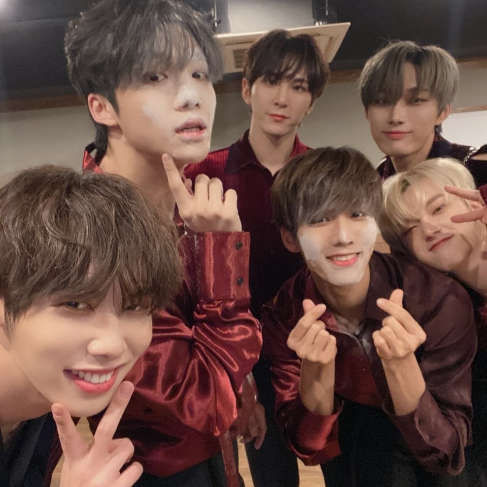 PortalOX's tweet photo. [TRAD]
[#SPECTRUM]
A última transmissão do SPECTRUM no V LIVE!
Lantana, todos vocês assistiram!!??

Obrigado por seu amor e apoio durante este período de promoção de SHOWTIME 💕💕

Vamos nos encontrar novamente em breve 👋

#Lantana #obrigado 
#Queria #te_ver #logo 😭 https://t.co/jRYorILH45