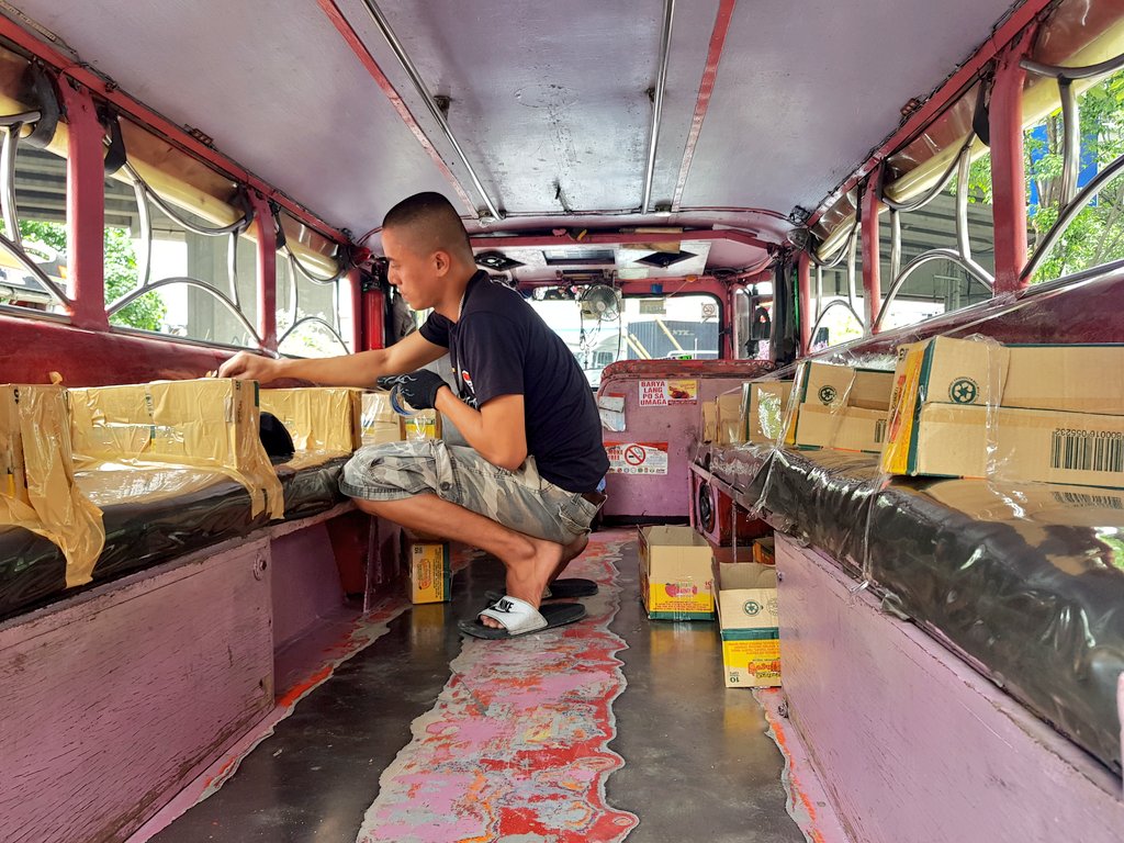 gmanews's tweet photo. LOOK: Sa Maynila, para matiyak na masusunod ang "social distancing" sa mga jeepney, ang mga driver ay kusang naglalagay ng mga harang sa mga upuan ng jeepney. | @Isa_Umali @dzbb https://t.co/z93yTyIj7s