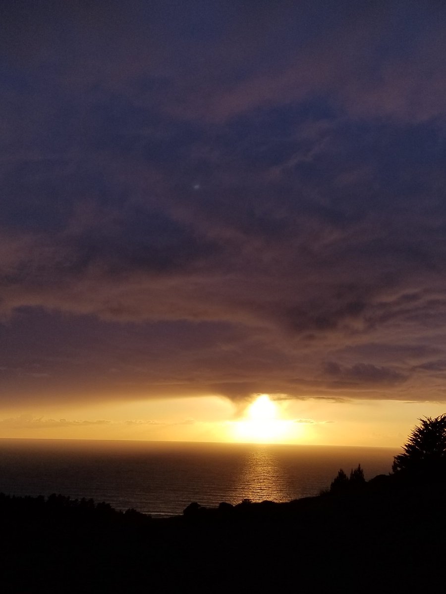 Stunset views tonight! Stay calm, follow precautions + take care of each other! Sending love!🤗 #CAWx #bayarea #stunset #sunset #SocialDistancing #Pacifica #SanFrancisco #appreciatenature #CAPoppies #BeKindToOneAnother #SpreadCalmNotFear @RobMayeda @TerryMcSweeney @NWSBayArea