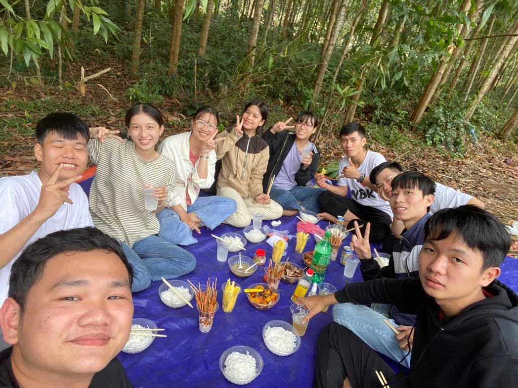 phamchaucamtu1's tweet photo. Hang out with friends during the epidemic season ☺️🥰
#ĐậpPhướcHà
#21022020 https://t.co/JrWBL0sEby