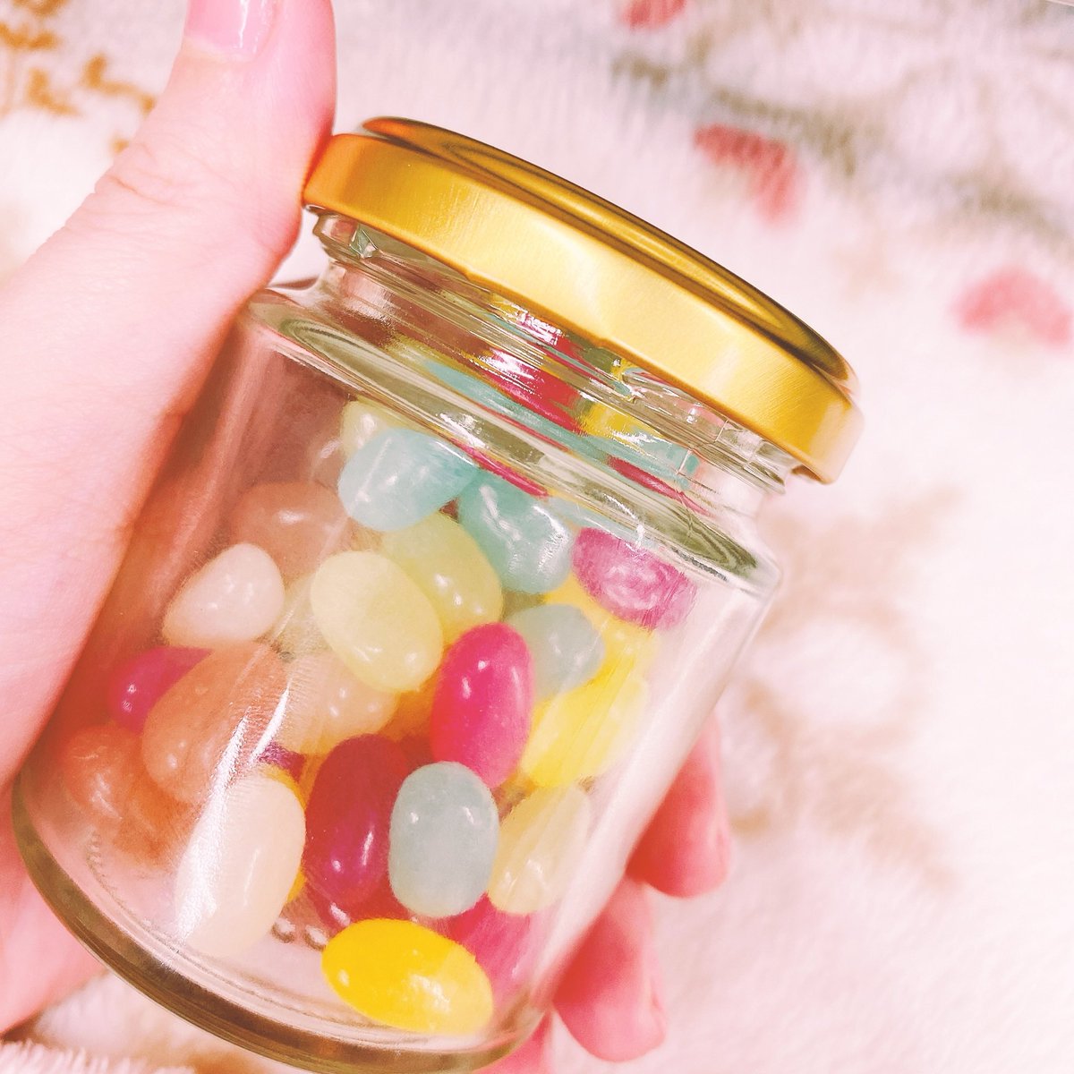 Honey A Twitter 瓶に詰めたグミを見て 愛ら しくって かわいいキラキラmy Jelly Beans って歌ってしまったのだけど よく考えたらこれグミやん ジェリービーンズじゃないやんってツッコんでしまったww ってかこの歌分かる人いるんかな Ww