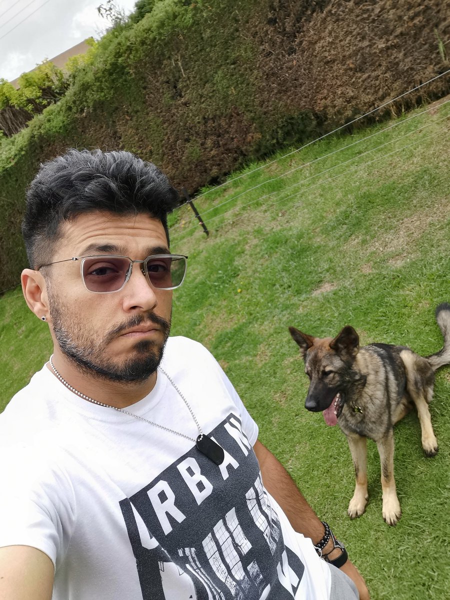 Santialarconu's tweet photo. Hola, Soy Actor con 20 años de experiencia. Me desenvuelvo bien  en cualquier género teatral, pero la gente me define como payaso. Así que si está en su casa aburrid@ y necesita reír... Escribame sin problema, algo puedo hacer.
Favor RT https://t.co/d7rIxggild