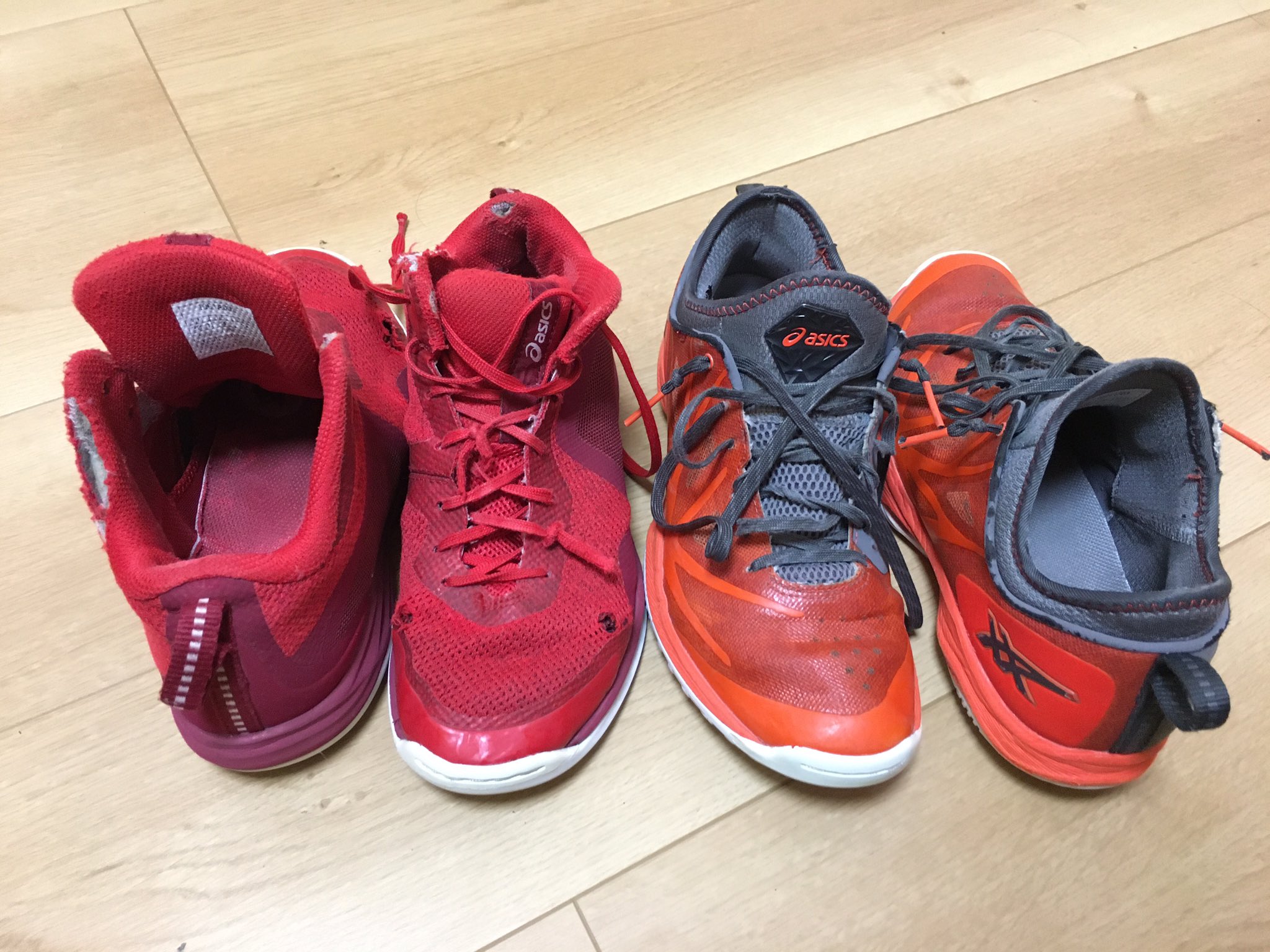 マサテガ Nbaクエスト ナトが履いているasicsのバッシュ 左が今は引退したライトノヴァ 右が現役中のグライドノヴァ 強度的にはグライドノヴァの方が破れにくいようだ 履き心地はどちらも良いとの事 ロトも今はライトノヴァの青を気に入って履いて マサテガ Nbaクエスト ナトが履いているasicsのバッシュ 左が今は引退したライトノヴァ 右が現役中のグライドノヴァ 強度的にはグライドノヴァの方が破れにくいようだ 履き心地はどちらも良いとの事 ロトも今はライトノヴァの青を気に入って履いて