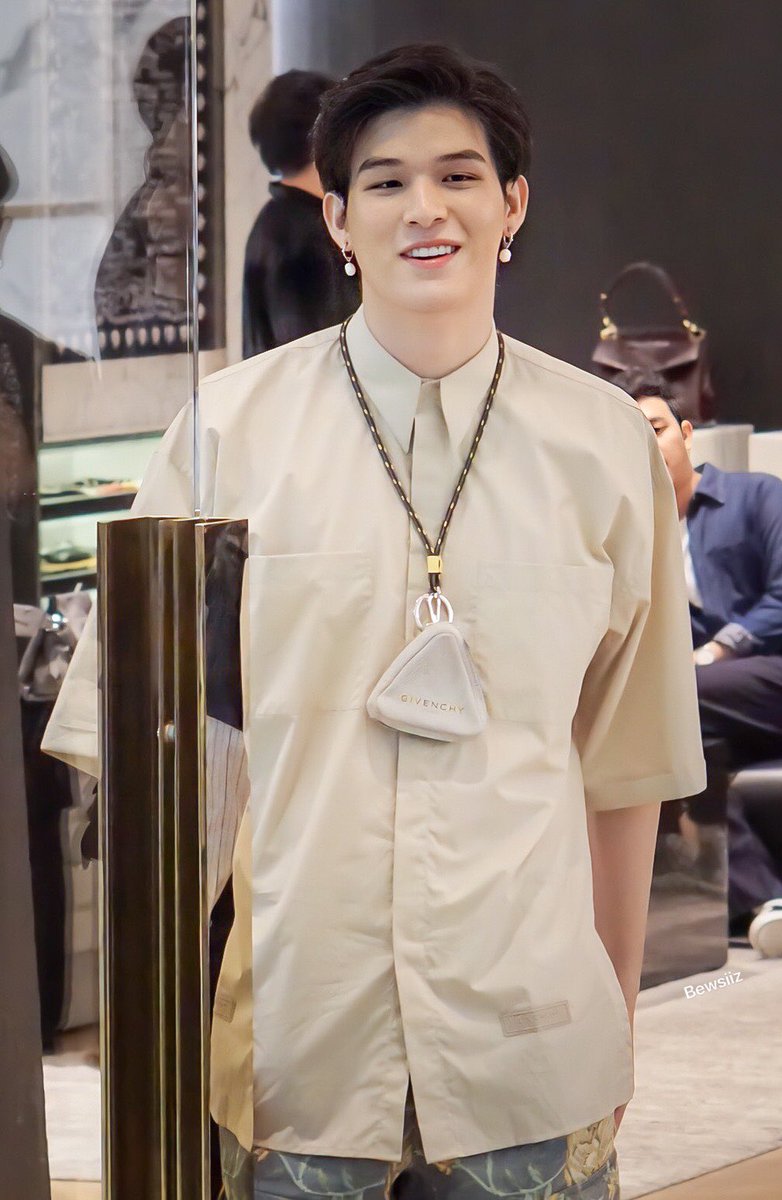 Nathanan28's tweet photo. ถึงเราจะอดตาย แต่สกายต้องมีกิน🤑
@skywongraveee
#กักตุนรักสกายอย่าให้ของขาด
#skywongravee #GivenchySS20 https://t.co/y3jjXD4xUT