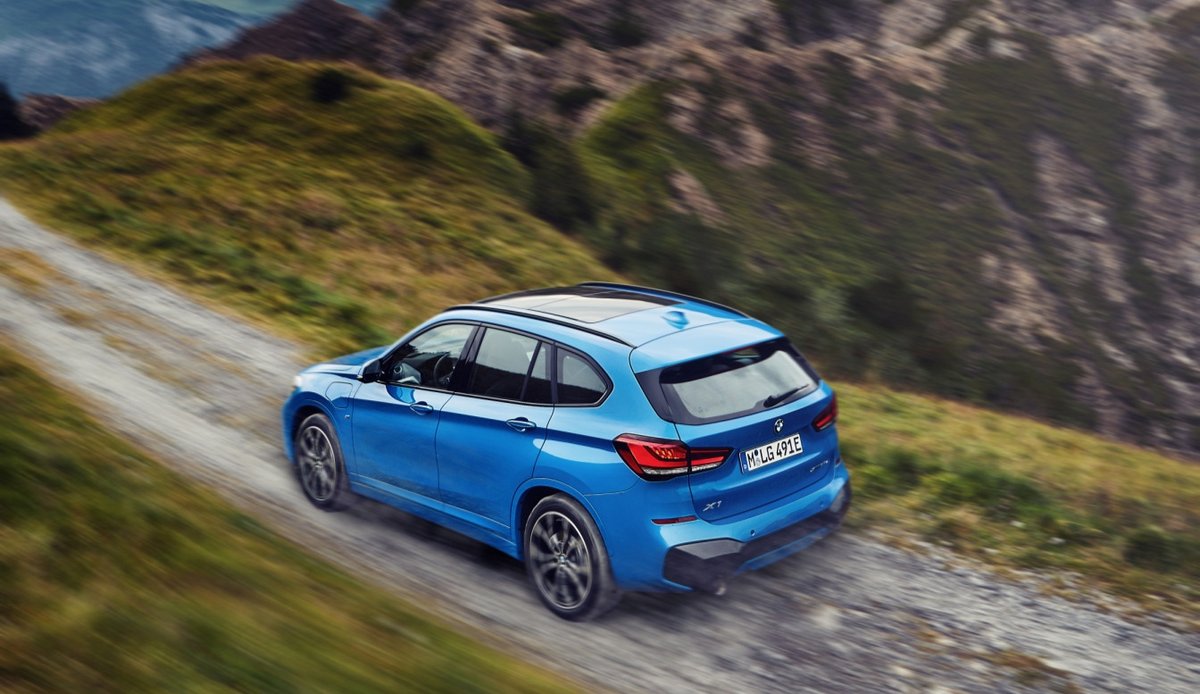 Plug-in hybrid není sprosté slovo! 🔋💨 BMW X1 xDrive25e je nejen agilní a všestranný dobrodruh, umožňuje ale také lokálně bezemisní jízdu až do vzdálenosti 57 kilometrů. 
#THEX1 #BMW #bmwlife #bmwlove #bmwfan #luxurycar #bmwczech #bmwcz #bimmer #pluginhybrid