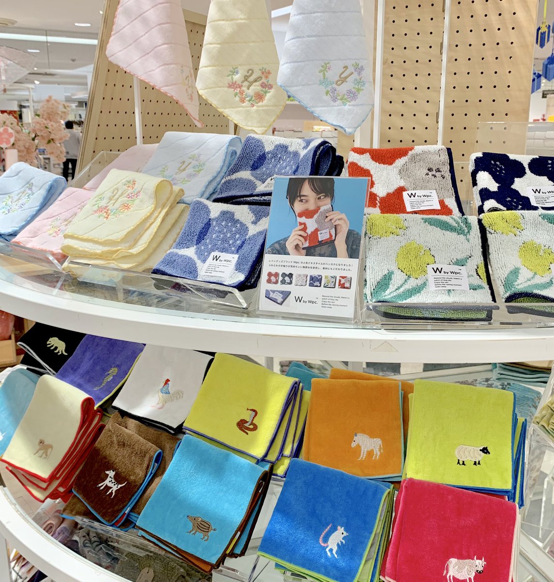 大宮ロフト さよなら の涙も はじめまして の汗も 春はハンカチの出番がいっばい ただいまごあいさつギフトの定番 ハンカチ をバリエーション豊富にご用意しています 今治タオルハンカチや ガーゼはんかちも 無料ギフトボックス ラッピングで