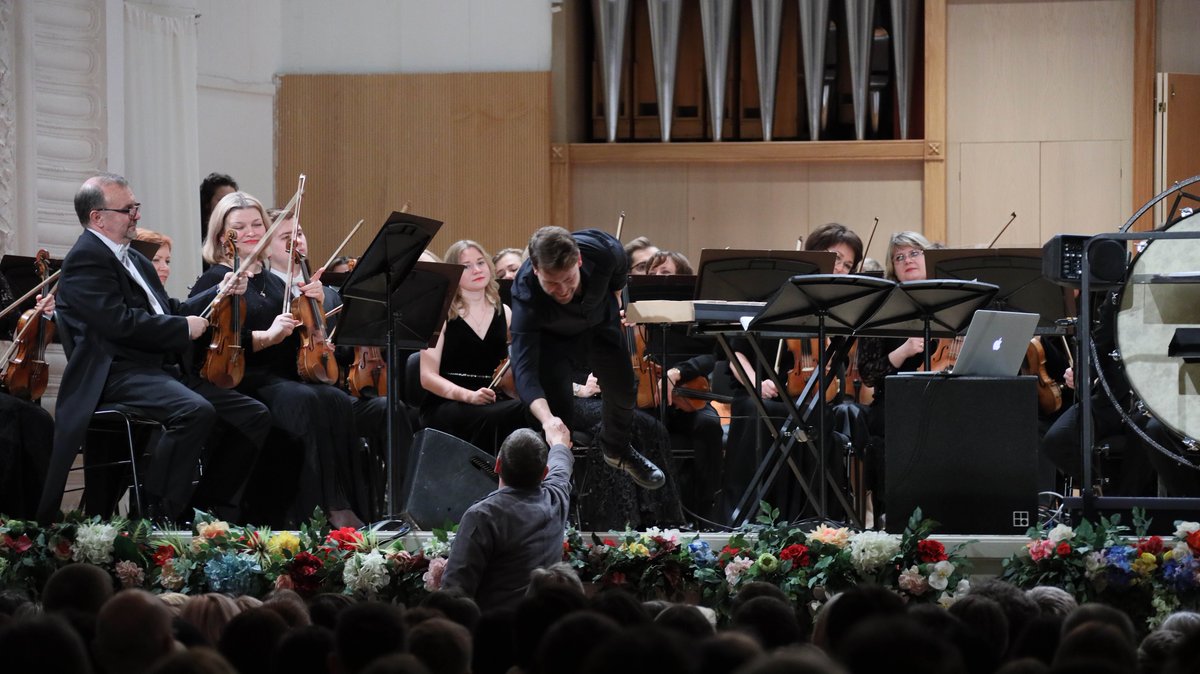 JobyBurgess's tweet photo. Happy times earlier this year in Yekaterinburg as part of @BritishMusic_ UK-RUSSIA Year of Music 2019 #YoM2019

https://t.co/7TW9qJPrSN https://t.co/biFa5bASc6