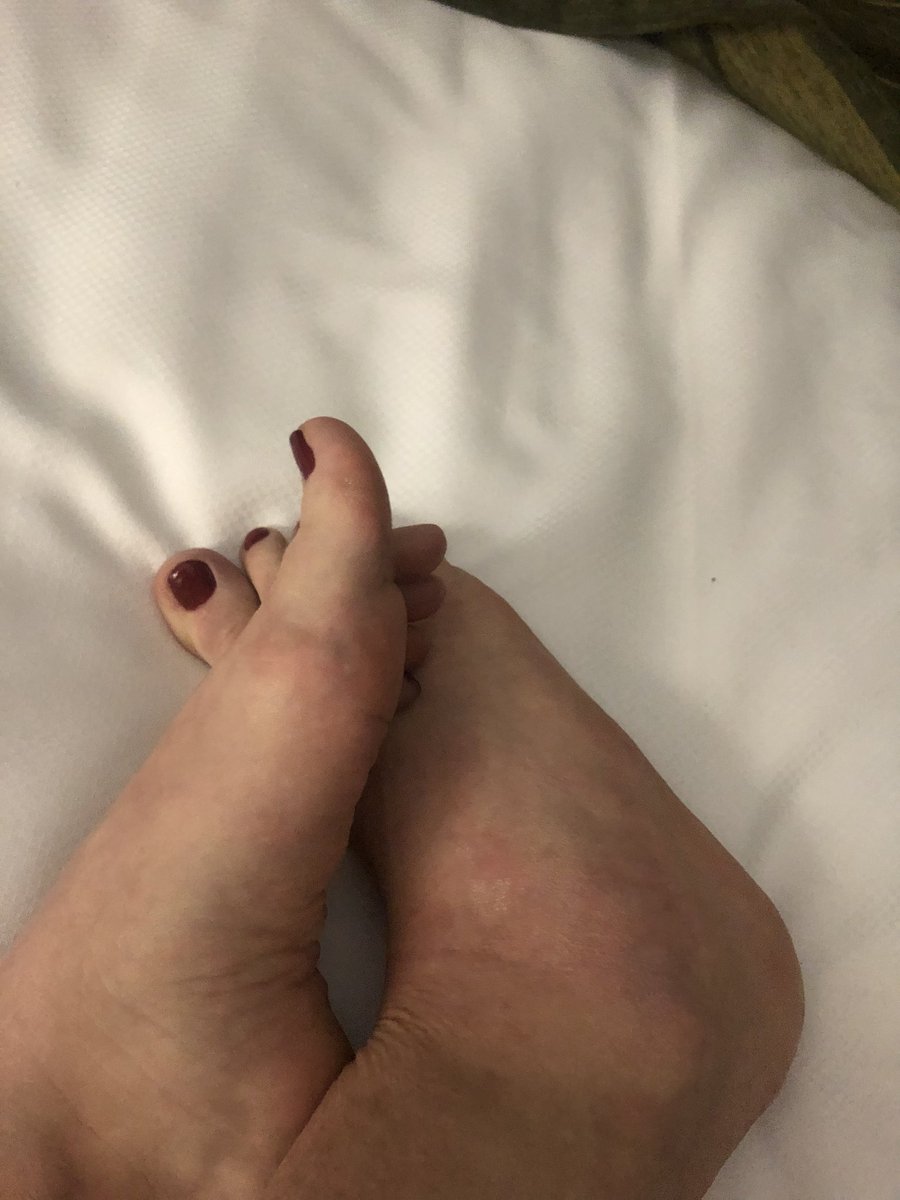 FootGod55076605's tweet photo. #sexytoes #lovemyfeet #footfettısh  #feetlover https://t.co/agZlNF8Czi