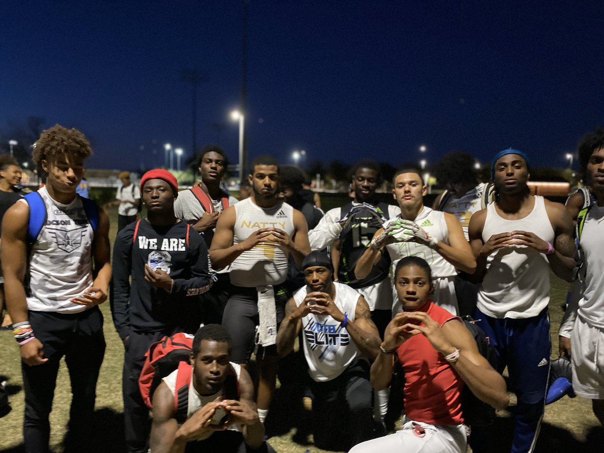OTBElites's tweet photo. Sunday Night Football 7v7 Style. Best Athletes From Az Came & Balled Out On The SS 💯💪🏽 TagYourself! #NoRefs #NoCoaches #NoOrganizedDepthCharts #NoIssue @JUSTCHILLY @azc_obert @ralphamsden @TobyTucson @2020Elite_AZ #OtbElite #Alumni #GodsPlan https://t.co/sTDz4MiDSG
