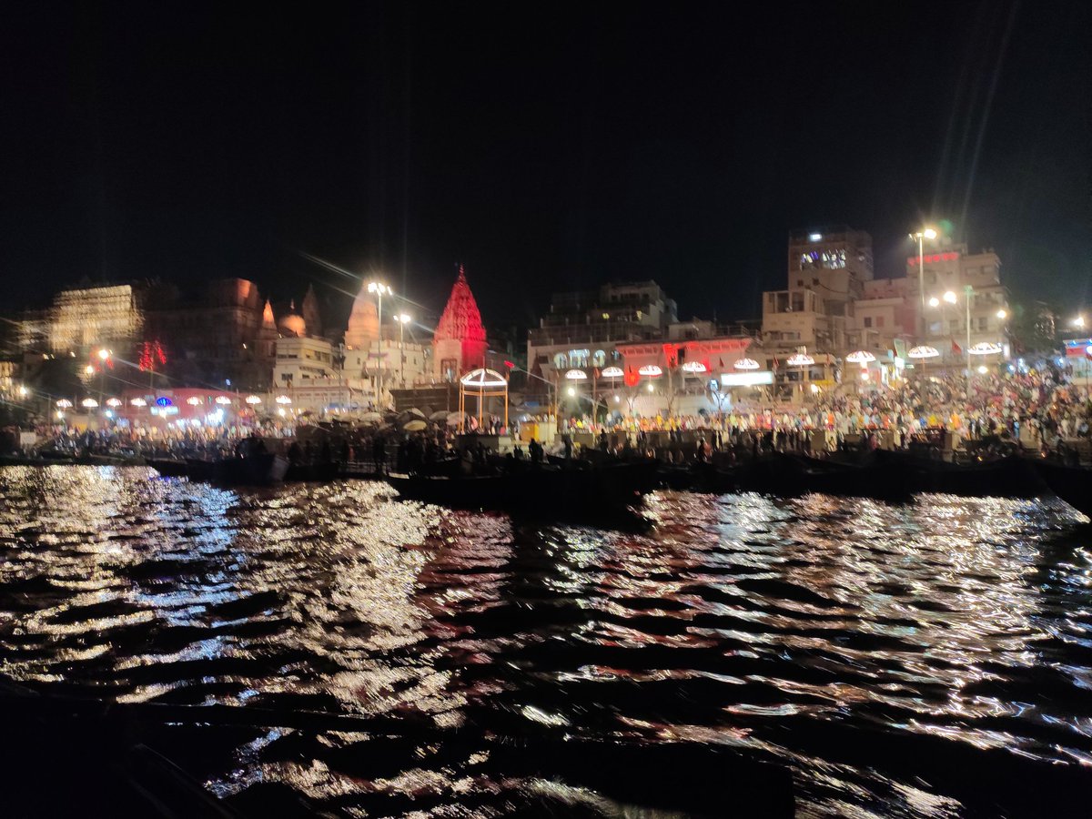 मैं यहां आके सब भूल जाता हूं - बनारस 🙏 #gangaarti