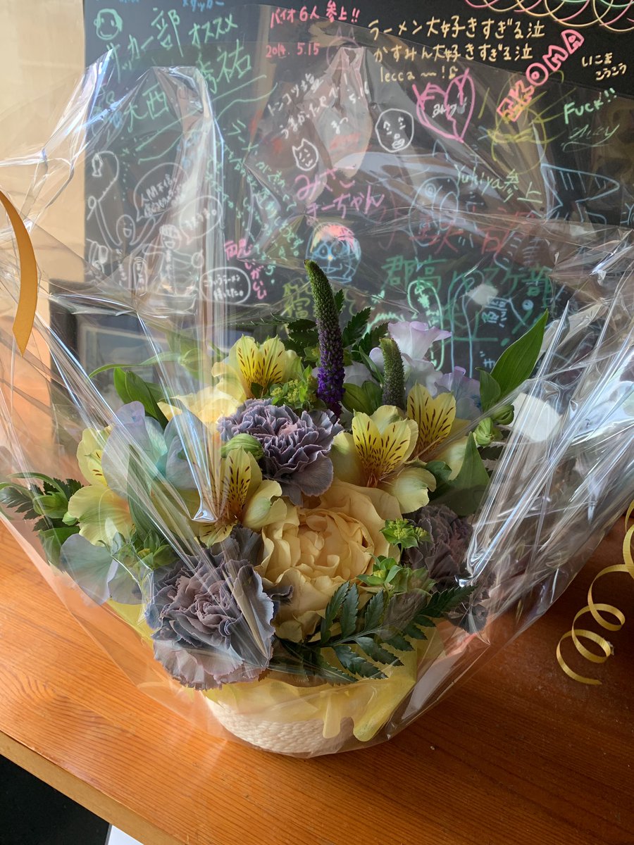 麺屋空間 A Twitter 日曜日にアルバイトの送別会しました 先輩バイトも集結してくれて卒業祝い就職祝いも考えてしてくれていい仲間達です 逆にみんなからサプライズまでしてもらって思い出写真集やメッセージまで この子達と出会えて今まで6年間出来たと実感がすごい