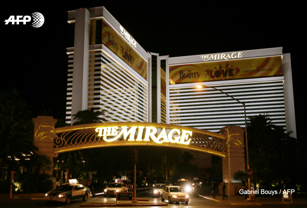 afpfr's tweet photo. Pour lutter contre la propagation du coronavirus, les villes de New York et Los Angeles ont ordonné à tous les bars et restaurants de fermer, sauf pour la vente à emporter. A Las Vegas, le groupe MGM Resorts a annoncé la fermeture temporaire des 13 casinos et hôtels #AFP https://t.co/WRrwhG5NqB
