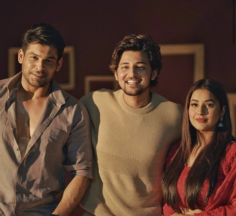 TheDarshanFC's tweet photo. Are y'all ready for the blockbuster MV coming?
Well, I can't waittt!!

Darshan Raval &amp; SidNaaz - A perfect combo!❤️

#BhulaDungaWithSidNaaz
#DarshanRaval
#SpreadLove https://t.co/0CEbpqg8Ib