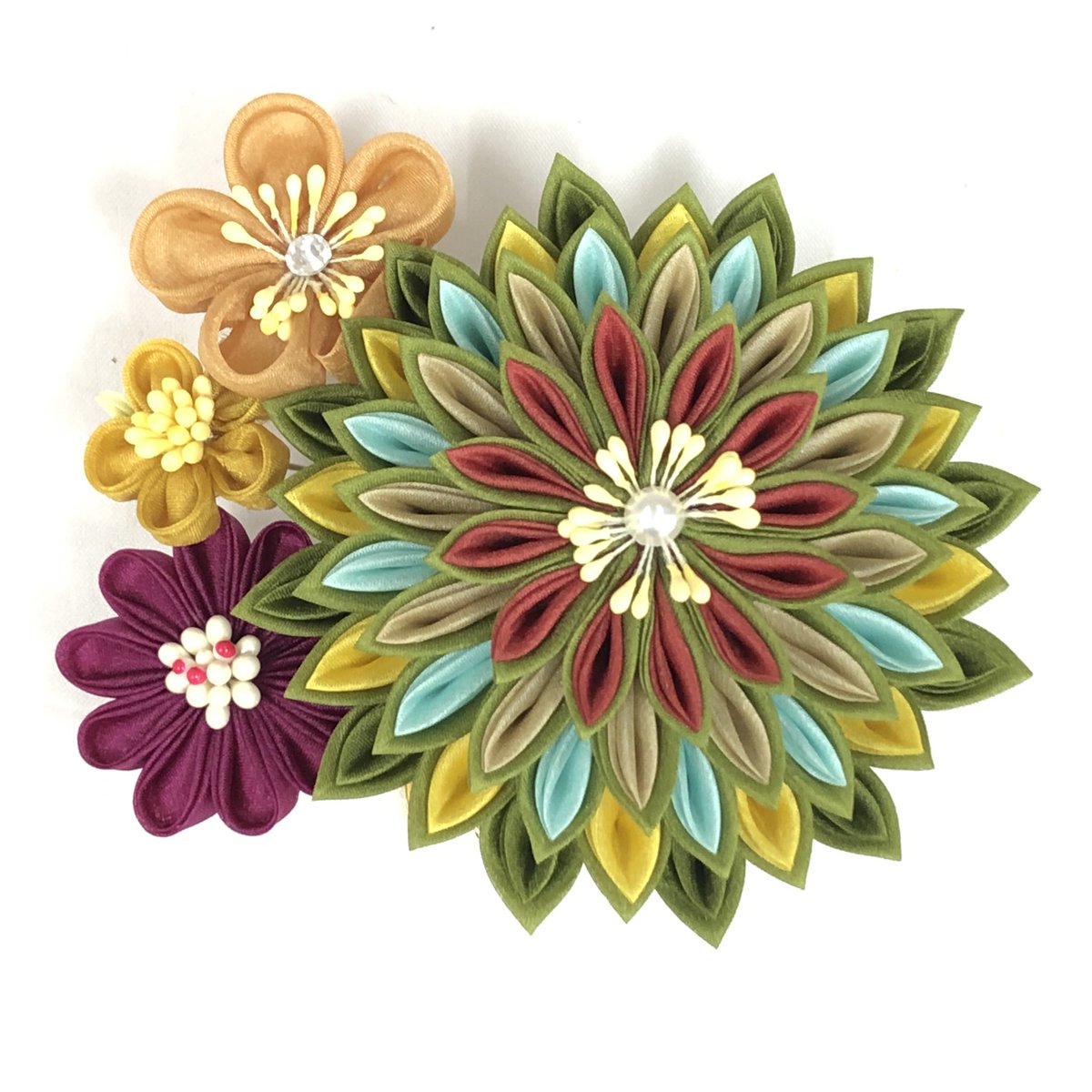 株式会社トーカ レトロ剣菊コームuピンセット 0 深緑 8000 多色使いもくすみカラーなら落ち着いた印象に 独特な配色は他の人とはかぶりたくないというこだわり派にぴったりです 和装髪飾り 振袖向け髪飾り 成人式髪飾り つまみ細工 つまみ