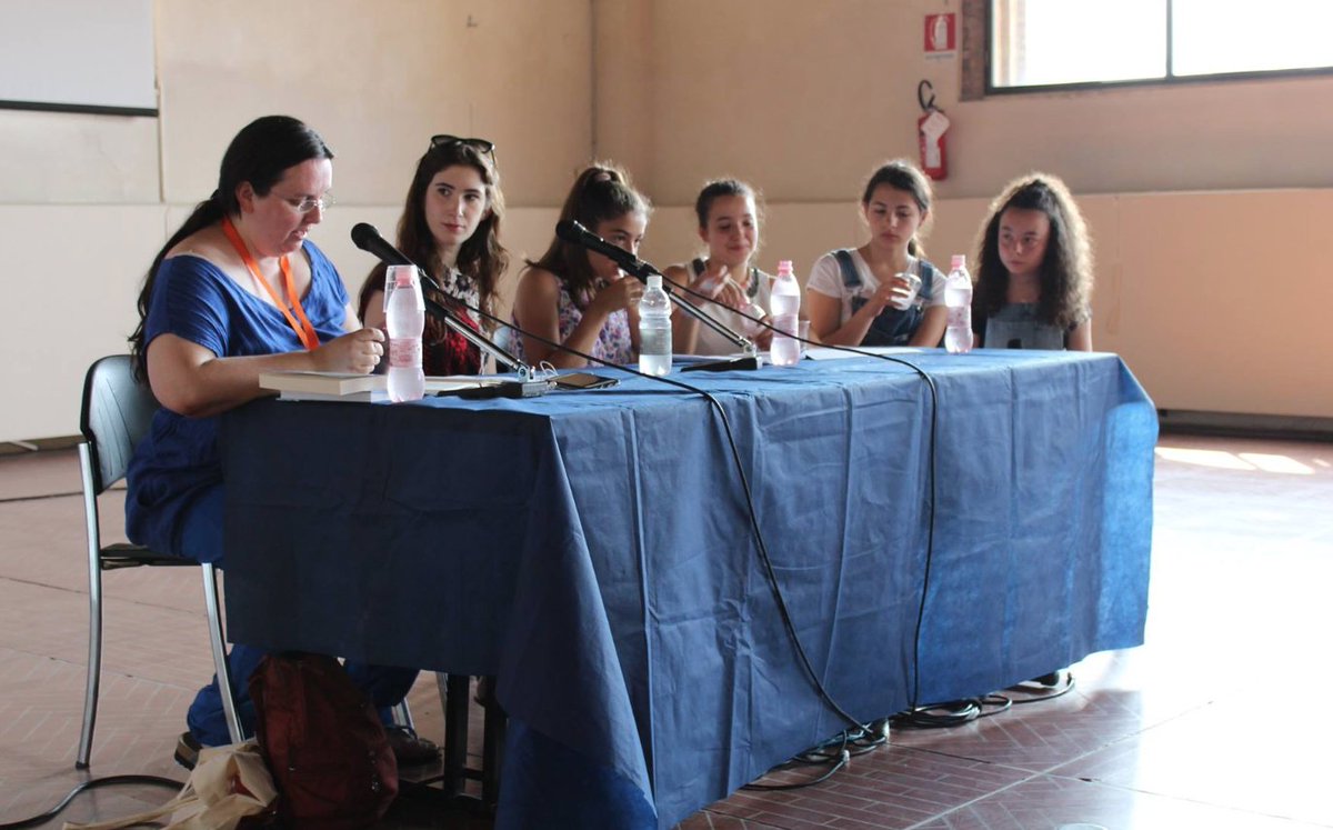 QCCC1's tweet image. L'imperdibile pamphlet di Katherine Rundell (nella foto intervistata da noi) è l'incipit della settimana 
qualcunoconcuicorrere.org/lincipit-della…
@RizzoliLibri