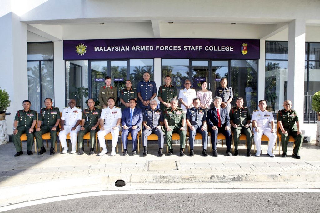 tldm_rasmi's tweet photo. Laksamana TS @reza_azeranil63 di Mesyuarat Lembaga Gabenor MPAT ke-58  hari ini. Dipengerusikan Jen TS @apai62 dan turut dihadiri KSU @MINDEFMalaysia, Panglima-panglima perkhidmatan dan KS @MarkasATM. 
Ia pertama kali diadakan di Putrajaya sejak MPAT berpindah ke @puspahanas. https://t.co/SceALNmVYJ
