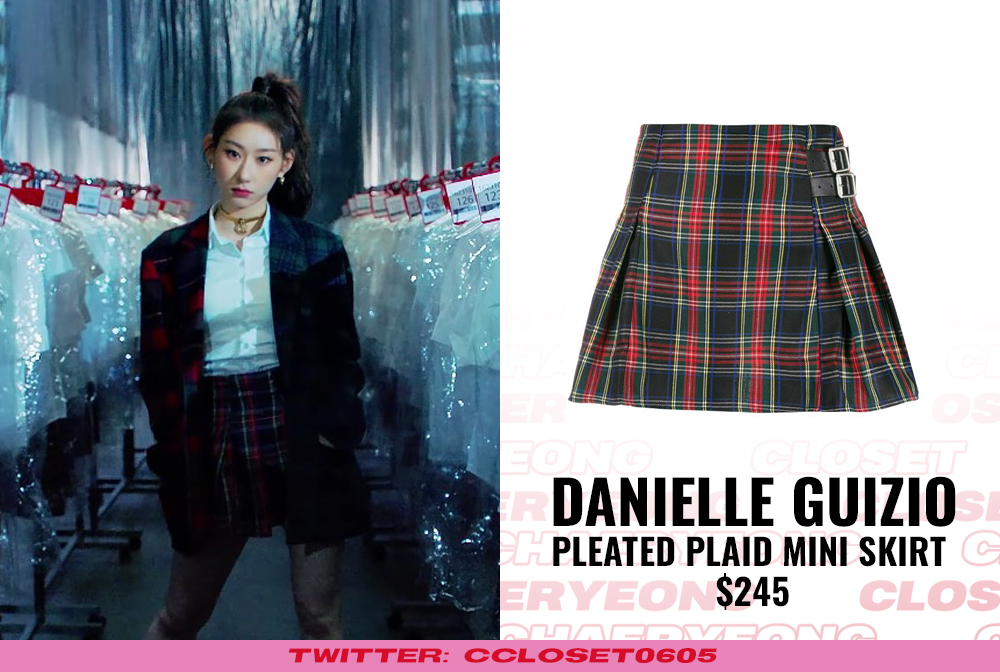 CCloset0605's tweet photo. [MV] @ITZYofficial #CHAERYEONG Wannabe Music Video:

@gucci Lion Head Choker, Black Web Boots
#DANIELLEGUIZIO Wool Oversized Plaid Blazer, Pleated Plaid Mini Skirt

#ITZY #있지 #채령 #CCloset0605 https://t.co/goJ1aVAJoJ
