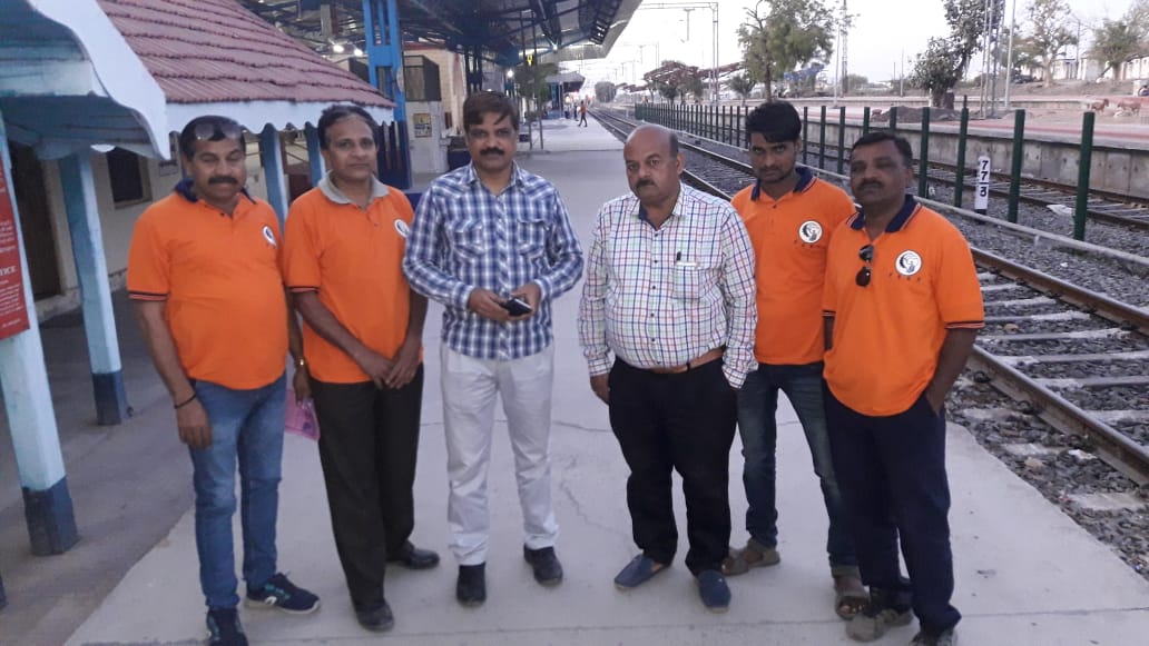 sanjaytirdiya's tweet photo. @PiyushGoyalOffc @RailMinIndia @WesternRly @Gmwrly @DRM_BVP @adrm_bvp @brmsunion @BmsPrkp @BmsBrms
#JCBank Director पद के चुनाव: Multi State Co-operative Act: Botad Railway Station 15/03/20 रेलकर्मियों के बीच संपर्क व प्रचार कार्य।
#JCBank_Elections
🙏 । भारत माता की जय । 🙏 https://t.co/R7kneQmZ8A