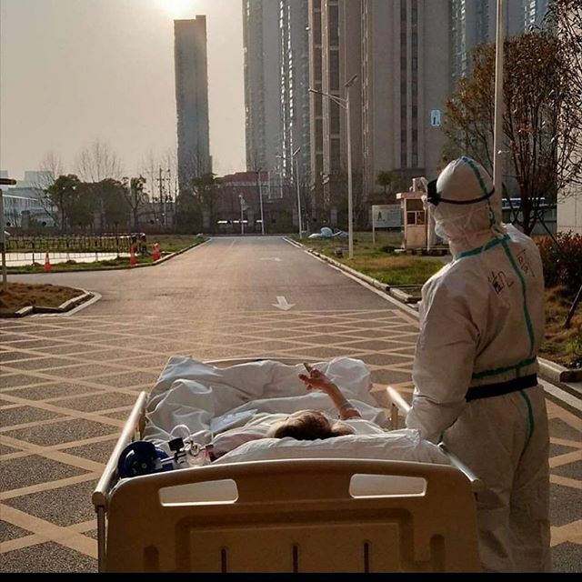 SrMeDeMeDe's tweet photo. Así celebran el Wuhan China el salir poco a poco del #Coronavirus Médico saca a tomar el sol a hombre  mayor recuperado https://t.co/OHKluHMu4c