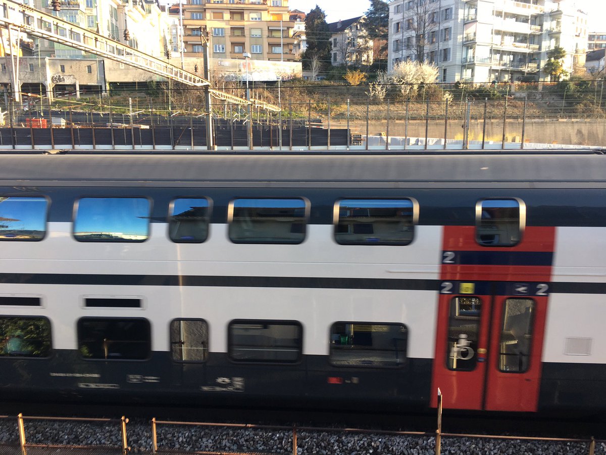 Spectacle un peu particulier de trains à l’heure, mais quasiment vides..., après le tweet de <a href="/AndreasMeyer/">Andreas P. Meyer</a> de hier invitant à prendre le vélo et non les trains...
🇨🇭🚅💝
