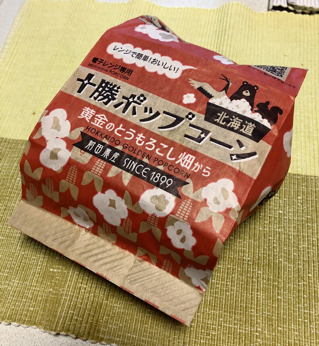 gwancyan's tweet photo. 池袋の北海道どさんこプラザで見つけたした電子レンジ専用ポップコーン(231円)を作りました。香ばしい香りに加えて塩気は薄くて油っぽさもなくて美味です！
＃北海道どさんこプラザ　＃ポップ��ーン　#十勝ポップコーン https://t.co/eSYrwVmIvS