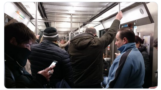 AlfonsoMartini's tweet photo. Quien haya decidido en #euskojaurlaritza #GobiernoVasco reducir la frecuencia en #MetroBilbao un 50% se ha lucido. https://t.co/ByOxmnDrYt
