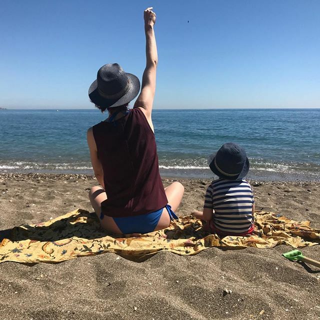 Een foto van één van de dierbaarste herinneringen: samen met mijn mannen een maand lang bivakkeren in Zuid-Spanje. En onze favoriete bezigheid: steentjes gooien in zee!⁠
⁠
Het was vooral vakantie, maar ondertussen draaide mijn business ook door en ga… ift.tt/3cYD3YK