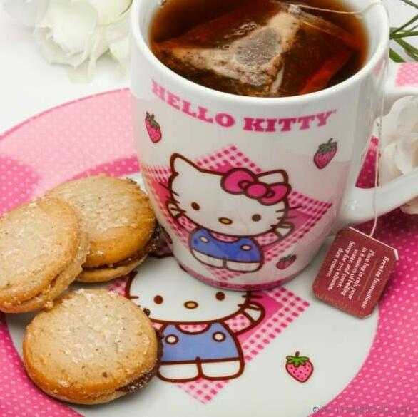 sweetswwet's tweet photo. Those cookies looks so much yummier when on a Hello Kitty plate ๐ชโ๐
#hellokitty #lovehellokitty #hellokittymug #hellokittyplate #Pink
#cookies #tea #socute #toocute #pretty #kawaii #yummy https://t.co/cbjAg5Bxla