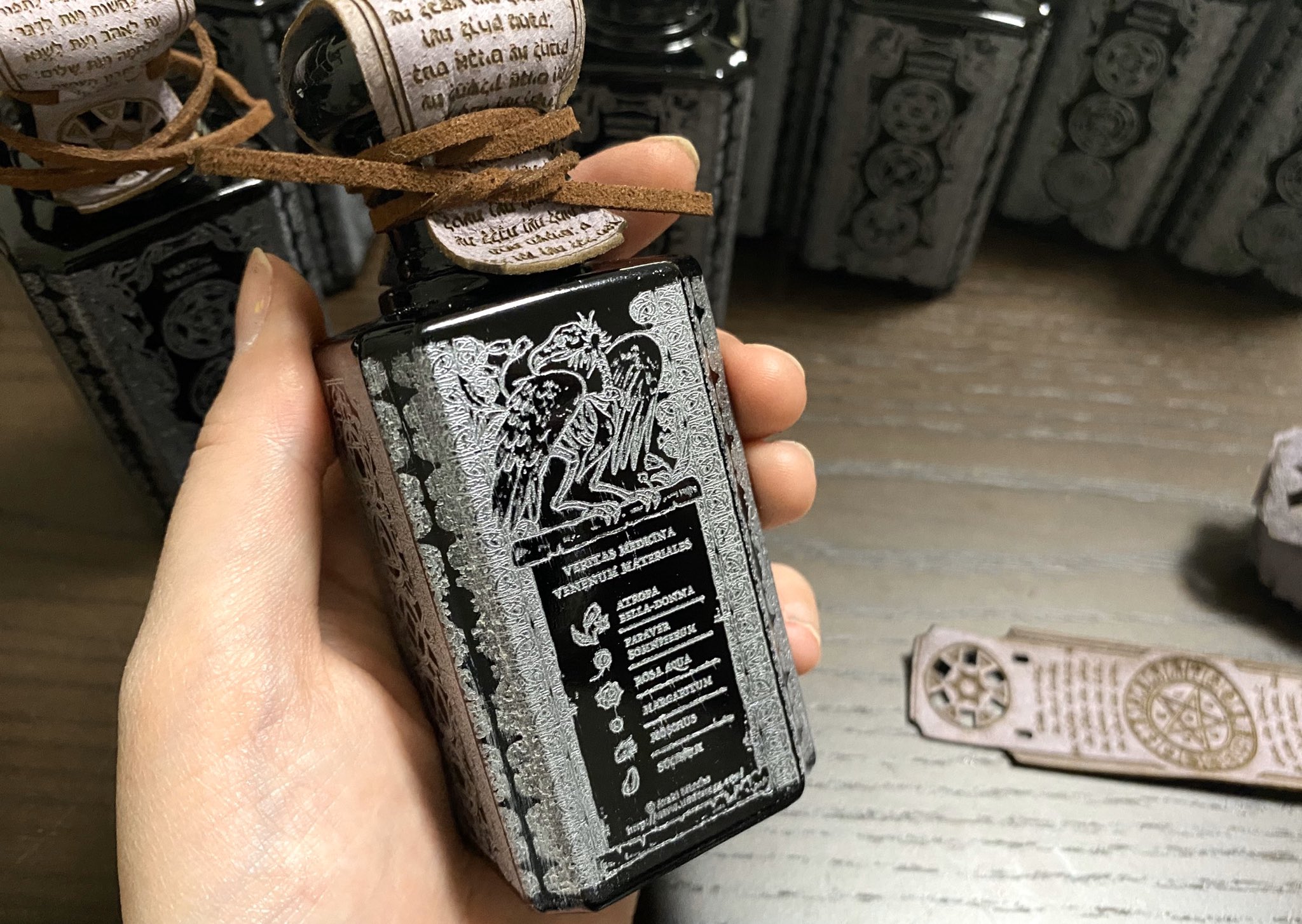 医療系雑貨生みたて卵屋 真実薬は アトロパ ベラドンナが入っています この植物を使って作られたという 真実の血清 がモデル 医療系雑貨生みたて卵屋 真実薬は アトロパ ベラドンナが入っています この植物を使って作られたという 真実の血清 がモデル