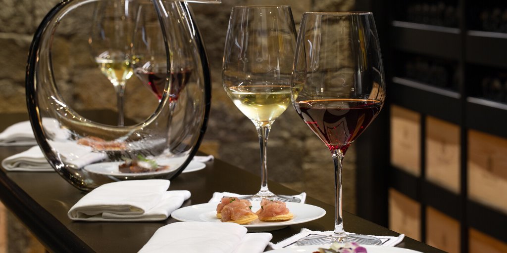 BeachcomberES's tweet photo. Uno de los mejores planes que puedes hacer  en Royal Palm Beachcomber Luxury es disfrutar de una cata de vino en su bodega, guiada por nuestros profesionales. 🍷 https://t.co/VGwGWn8kPZ https://t.co/xw0u71xUzQ
