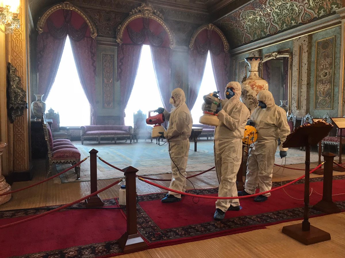 BEYLERBEYİ SARAYI'NDA VİRÜS ÖNLEMİ
Dünyada birçok ülkeye hızla yayılan korona virüs nedeniyle dezenfeksiyon önlemleri arttırıldı. Bu kapsamda Beylerbeyi Sarayı'nın bahçe ve iç kısımları ekipler tarafından dezenfekte edilerek ilaçlandı.