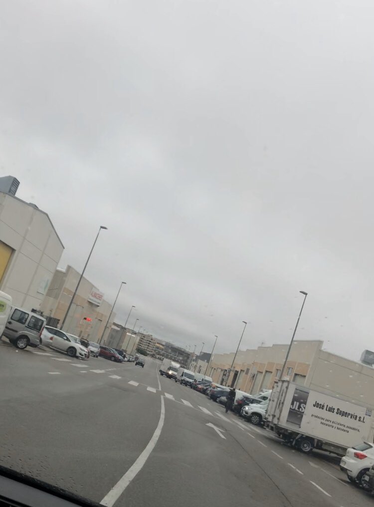 Obligan al comercio a cerrar para evitar la propagación del virus (me parece perfecto), y el resto de trabajos no? Como se va a frenar esto <a href="/sanchezcastejon/">Pedro Sánchez</a> si mi pareja cuando llegue a casa de un trabajo de NO primera necesidad va a estar conmigo que estoy en cuarentena?