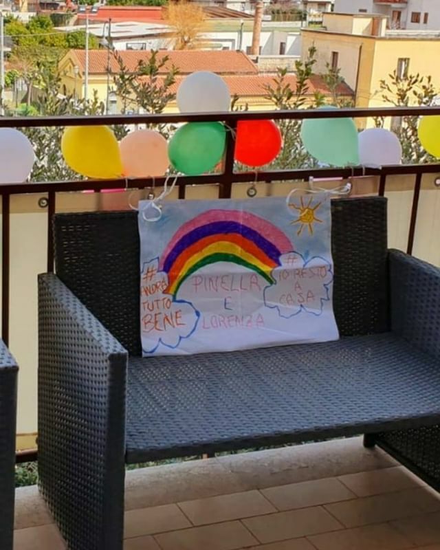 Le mie nipotine, che in questi giorni di isolamento non sto vedendo, hanno voluto mandarmi questa immagine per farmi sentire il loro affetto, anche da lontano...
La creatività dei bambini in questi giorni ci dà tanta forza, quanti arcobaleni vedo in questi giorni sui social …