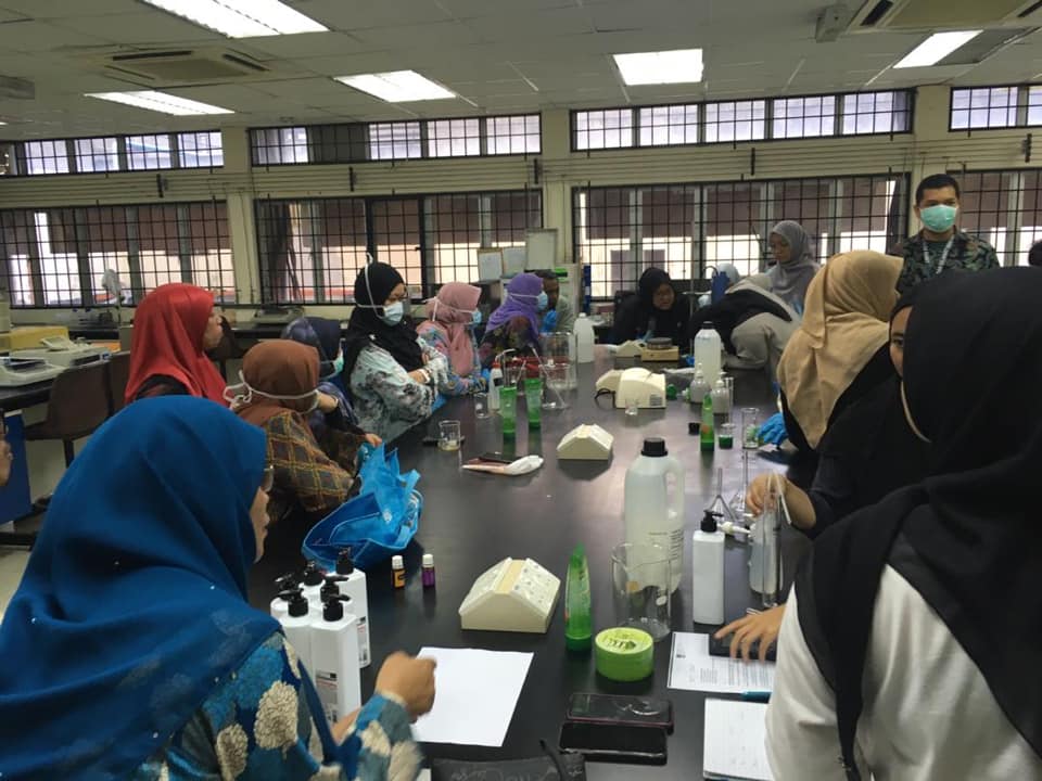 zamirmohyedin's tweet photo. Para pelajar, pekerja makmal dan pensyarah di Fakulti Sains Gunaan (FSG), UiTM menghasilkan "hand sanitizer" sendiri.
"Hand sanitizer" yang dihasilkan akan digunakan di kaunter-kaunter dan pusat tumpuan utama fakulti.
Terbaik FSG. Laju buat kerja. https://t.co/fgteql2R7p