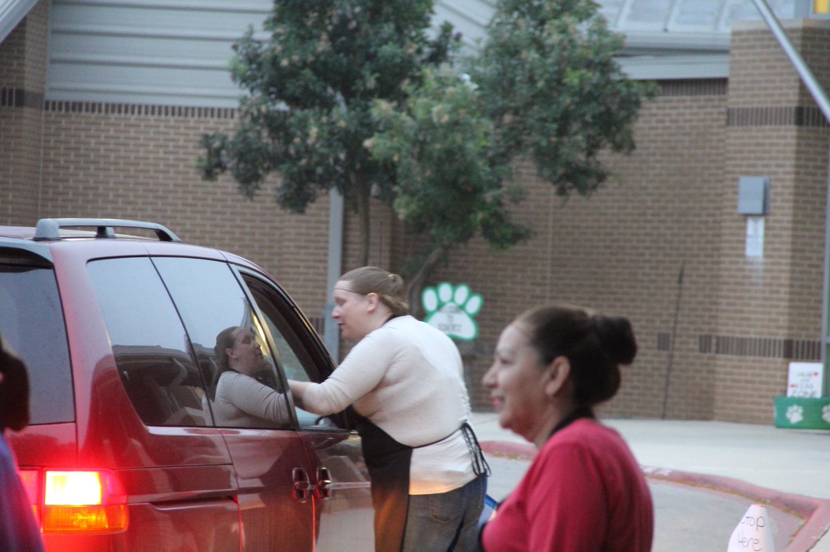 SCUC ISD began its curbside food service this morning for any district student who wants one at Schertz Elementary School while schools are temporarily closed during the Covid-19 pandemic. The meals are provided at no cost. 
More information: scuc.txed.net/Page/32560