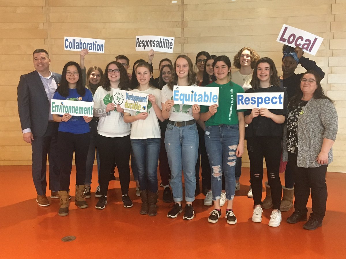 Félicitations à l'École secondaire catholique Pierre-Savard pour leur Prix canadien Fairtrade.😮🇨🇦👏🏆

C'est Emanuel Lukawiecki, un ancien élève de l'école, qui a reçu le Prix au nom du #CECCE lors de la cérémonie annuelle organisée par <a href="/FairtradeCanada/">Fairtrade Canada</a>.😀