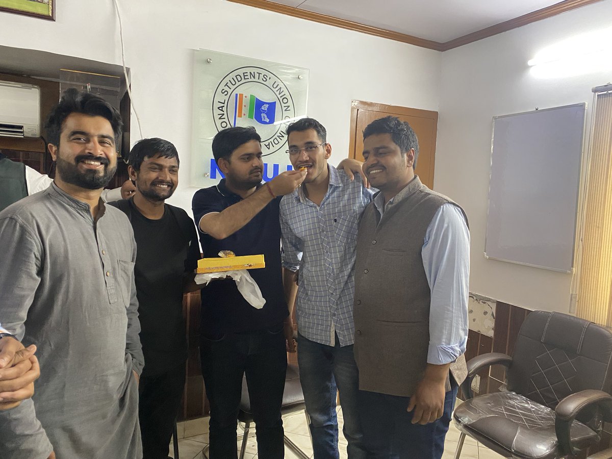 SunnyMehtaINC's tweet image. JNU NSUI की लगातार दूसरी जीत,हॉस्टल चुनाव में मज़बूत साथी #NareshKumar को,चन्द्रभागा हॉस्टल के चुनाव में अध्यक्ष पद पर जीतने के लिए बहुत बहुत शुभकामनाएं!हमें पूरी उम्मीद है कि आप छात्र हितों की लड़ाई लड़ते रहेंगे! @Neerajkundan जी से मिलकर शुभकामनाएँ ली!
लड़ेंगे 
जितेगें
@guptar