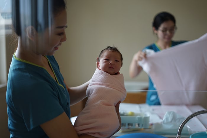 HCPnetwork's tweet photo. The word #midwife means "with woman". Our role is to support #women & #birthingpeople throughout #pregnancy #childbirth & #postnatally 🤰🏾🤱🏻.
#Midwifery is a distinct profession & the title of 'midwife' is protected by law🔒 🔎@world_midwives @MIDIRS for details #MyHealthcareStory https://t.co/fFGUqGyJ5l