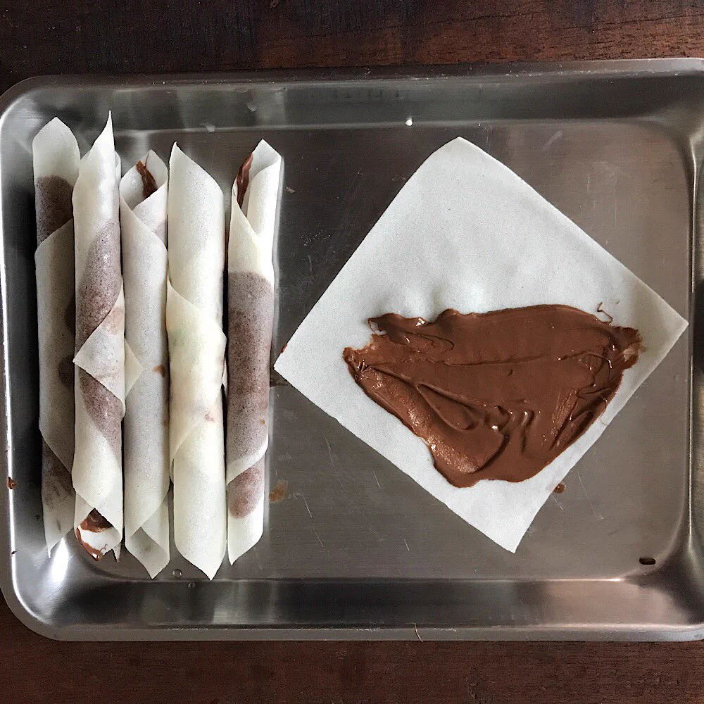 春巻きの皮が余った時にもおすすめ！子供でも簡単に作れる「パリパリチョコスティック」