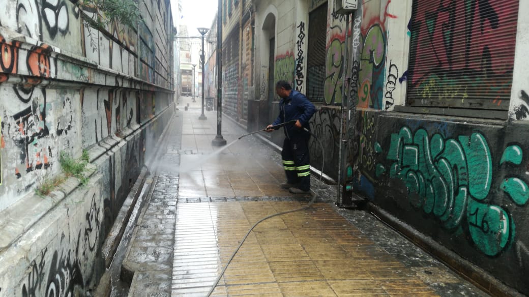 hidrovalpo's tweet photo. Hoy en día la higiene y limpieza es fundamental para la salud COMUNAL 😷 nosotr@s seguiremos limpiando valpito💦💪🏽pero necesitamos que nos ayude. No orine en la CALLE 😡 lávese las manos y no bote basura a la calle. https://t.co/13tHo1E6gM