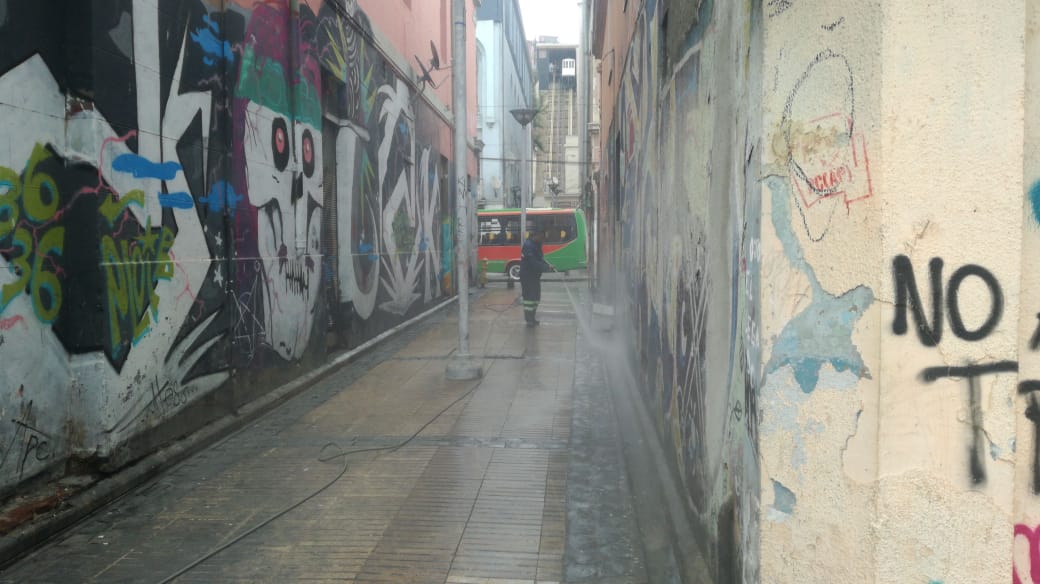 hidrovalpo's tweet photo. Hoy en día la higiene y limpieza es fundamental para la salud COMUNAL 😷 nosotr@s seguiremos limpiando valpito💦💪🏽pero necesitamos que nos ayude. No orine en la CALLE 😡 lávese las manos y no bote basura a la calle. https://t.co/13tHo1E6gM