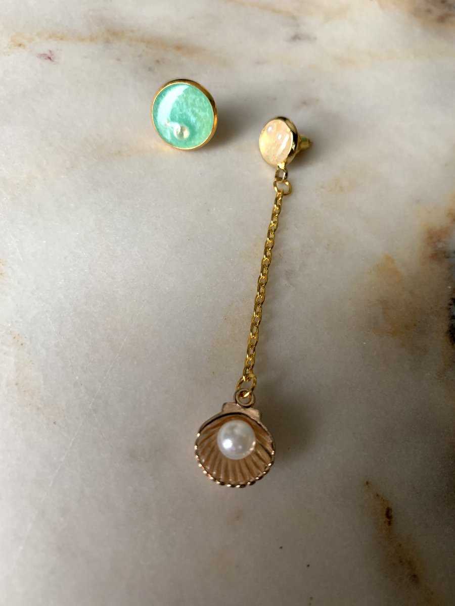 ✨Twilight Earrings: Moon 139 THB x 5

✨Twilight Earrings: Pearl 139 THB x 1