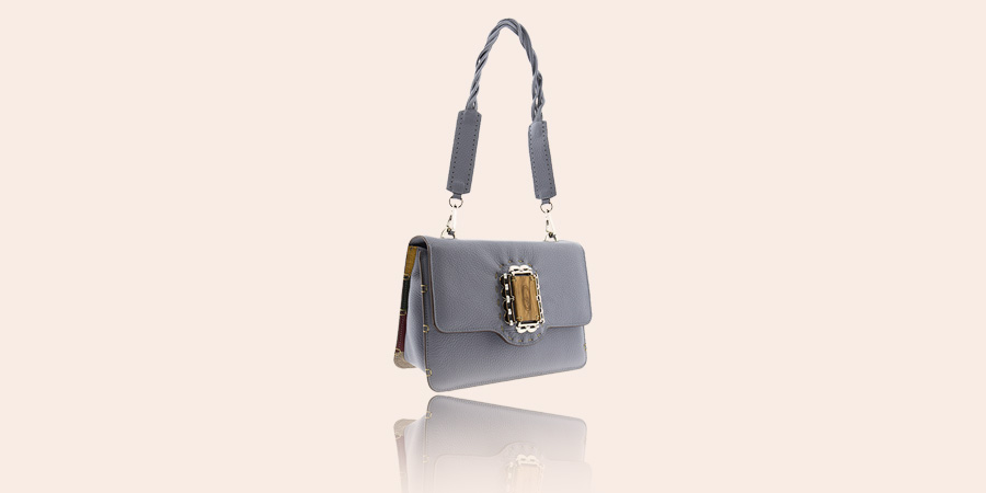 boxsansebastian's tweet photo. Porque todo volverá a brillar ✨ Let's stay positive! ⭐️Bolso B-SHINY⭐️ #bolsosdepiel #bolsos #bolsosmujer #accesoriosdepiel #boxsansebastian #modaes #marroquineria #tradición https://t.co/ThVDqhzpt7