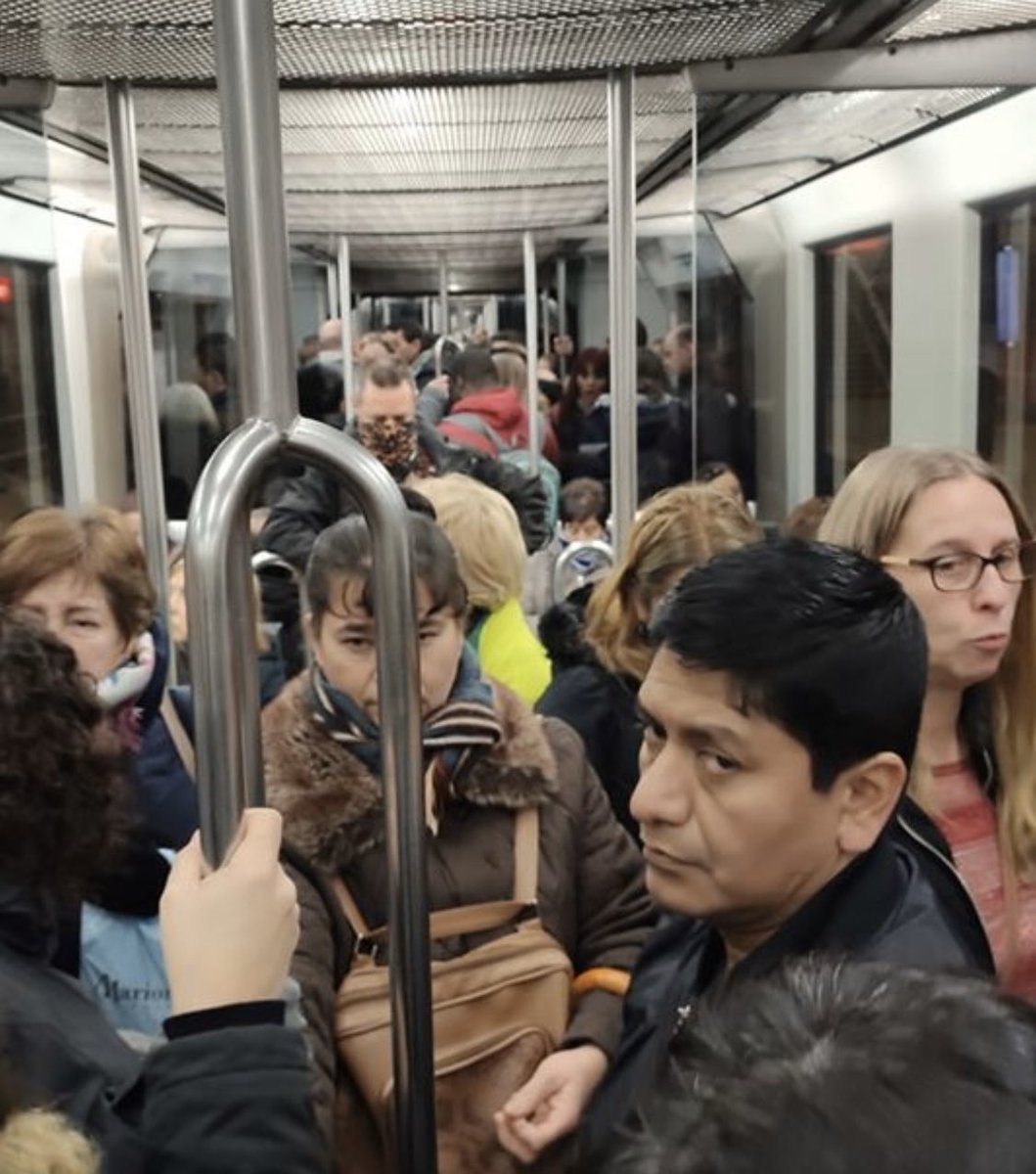 EraginBilbo's tweet photo. 👉 Todo el fin de semana en casa a causa del Coronavirus, pero llega el lunes y las y los trabajadores confinados en masa en los transportes y trabajos.

¿De qué sirven entonces esas medidas si acabamos estando en riesgo las de siempre? 🤬
#COVIDー19 https://t.co/svmyjPD0yh