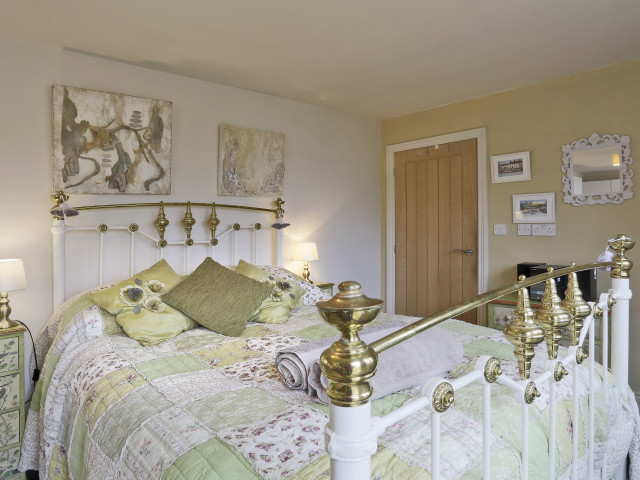 SuffolkCottHols's tweet photo. We are delighted to welcome Crows Nest Studio to the #CountryCollection π‘ Experience a taste of the tiny house movement with a stay in this self-contained studio, complete with views of the #River Orwell and beautifully landscaped gardens: https://t.co/5EKc5WseXZ #Suffolk https://t.co/k9OWTvdw4h