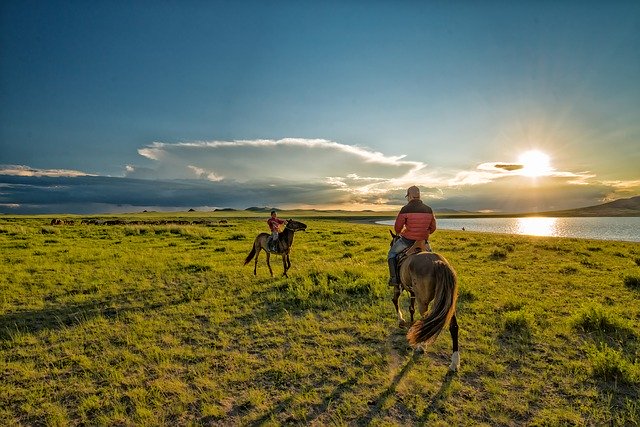 elumbus's tweet photo. Eine Reise in die #Mongolei steckt voller Überraschungen: atemberaubende Landschaften und Menschen, die im Einklang mit der #Natur leben. Es gibt kein Highspeed-Internet  – dafür aber die Möglichkeit, sternenklare Wüstennächte zu erleben. #DigitalDetox #Reise https://t.co/6lYsYU8IFu